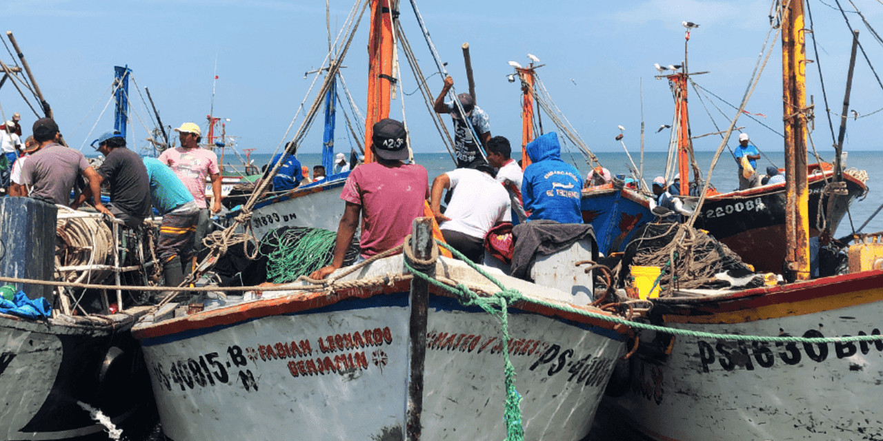 Pescadores en Paracas, Perú